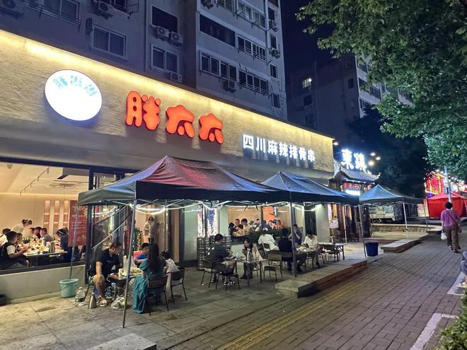 这些“美食圈”绝对颠覆你的胃…… 市北美食“夜江湖” 越夜越飘香(图8)